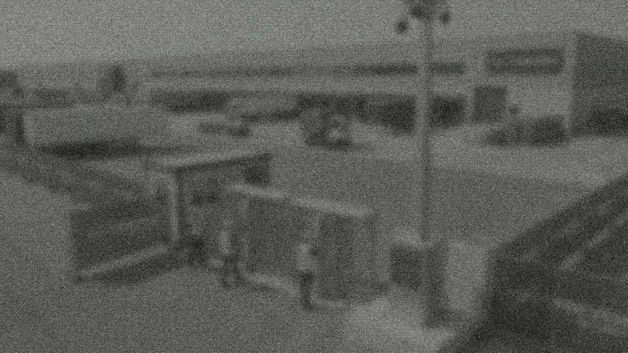 Hetzelfde terrein zoals een mindere camera het vastlegt: korrelig en grijs