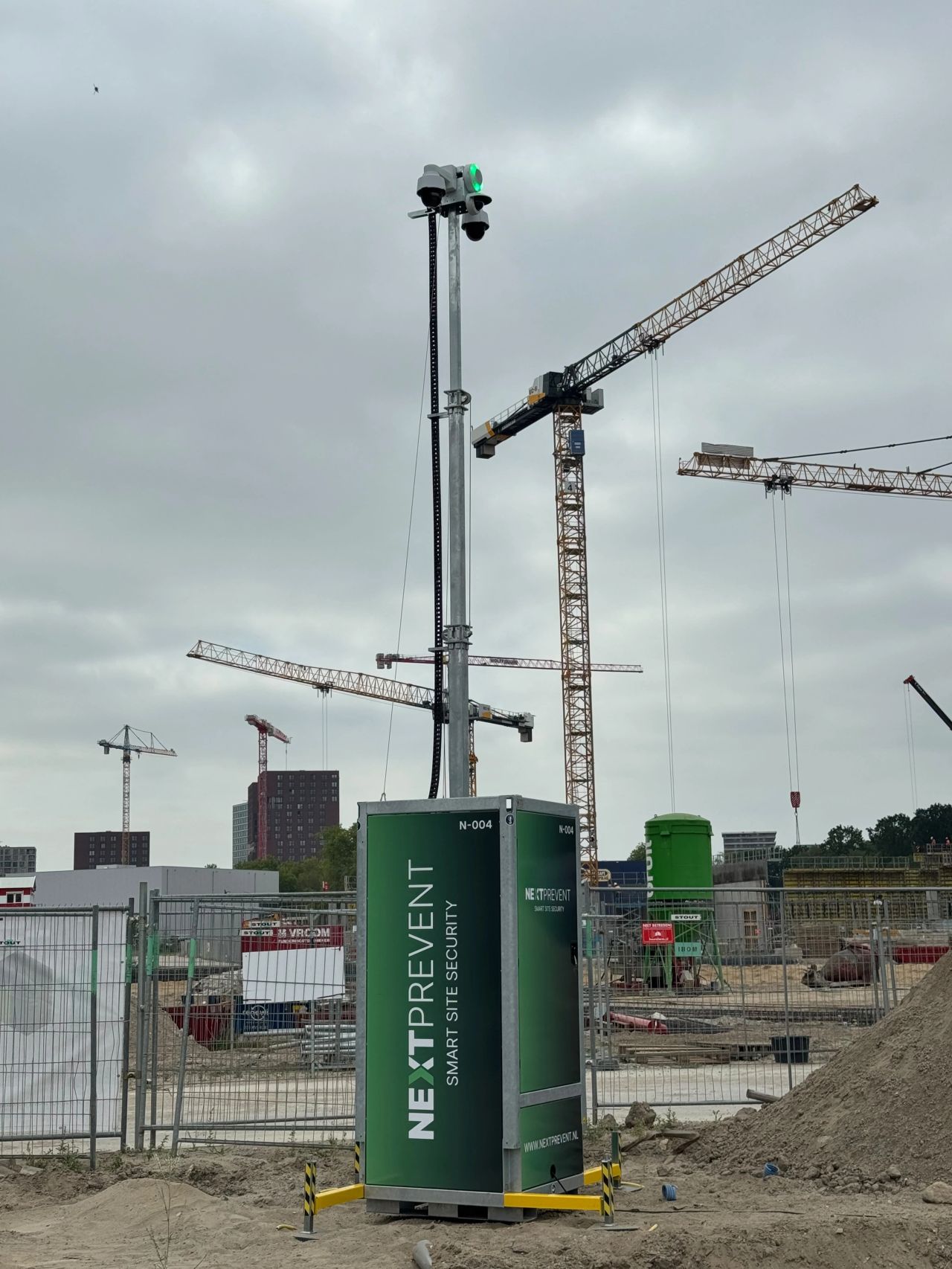 Mobiele cameramast N-004 van Next Prevent op een bouwplaats tussen de torenkranen