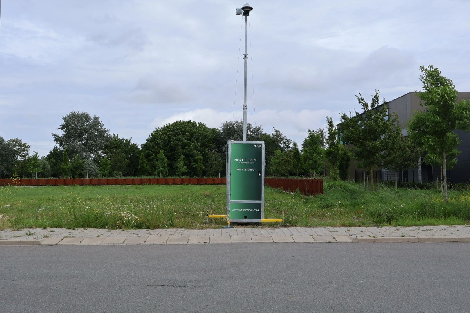 Mobiele cameramast van Next Prevent volledig uitgeschoven op locatie